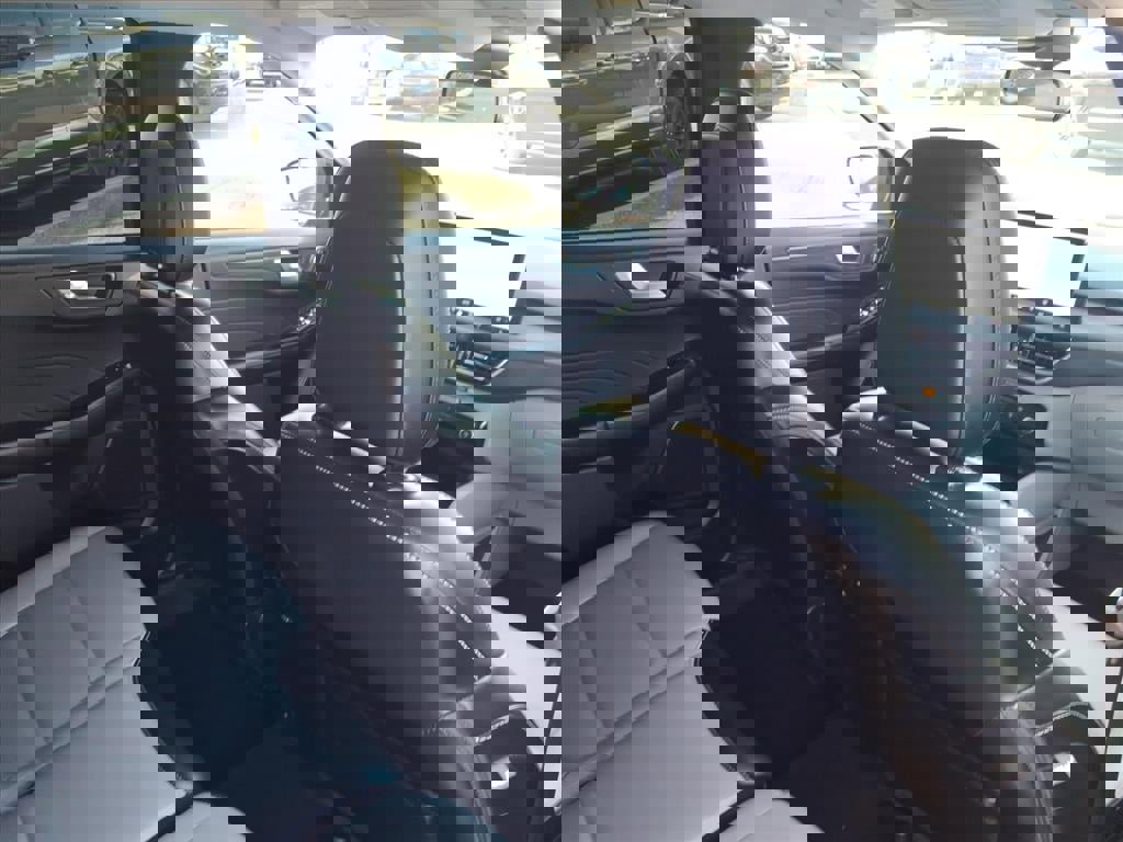 Certified 2023 Ford Escape Platinum w/ Class II Trailer Tow Package image 13