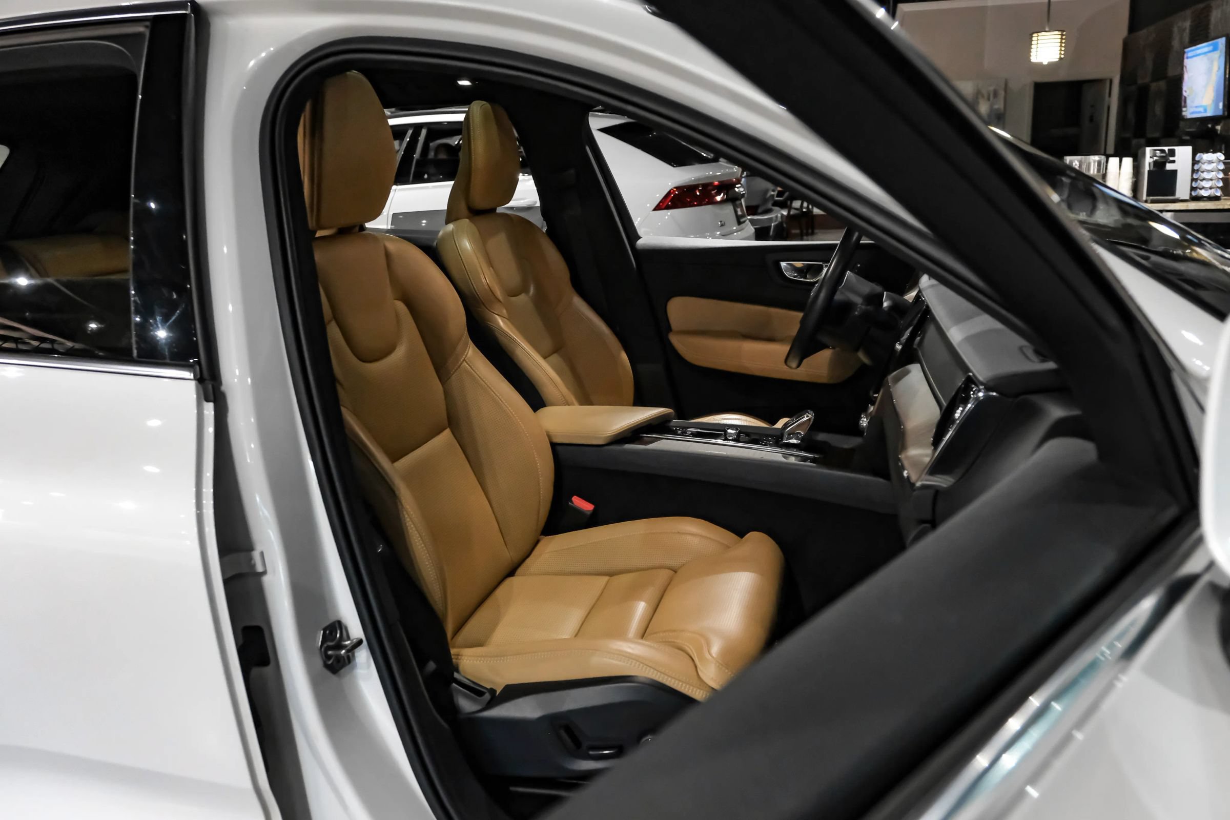 Used 2022 Volvo XC60 B5 Inscription w/ Advanced Package FWD image 29