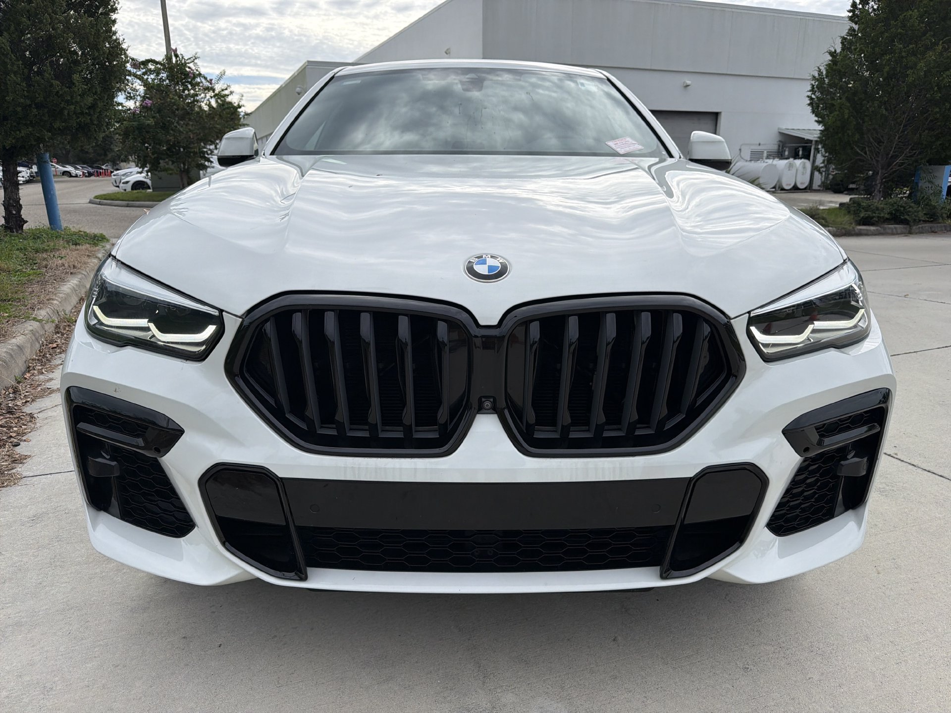 Certified 2023 BMW X6 xDrive40i w/ M Sport Package AWD/4WD image 2