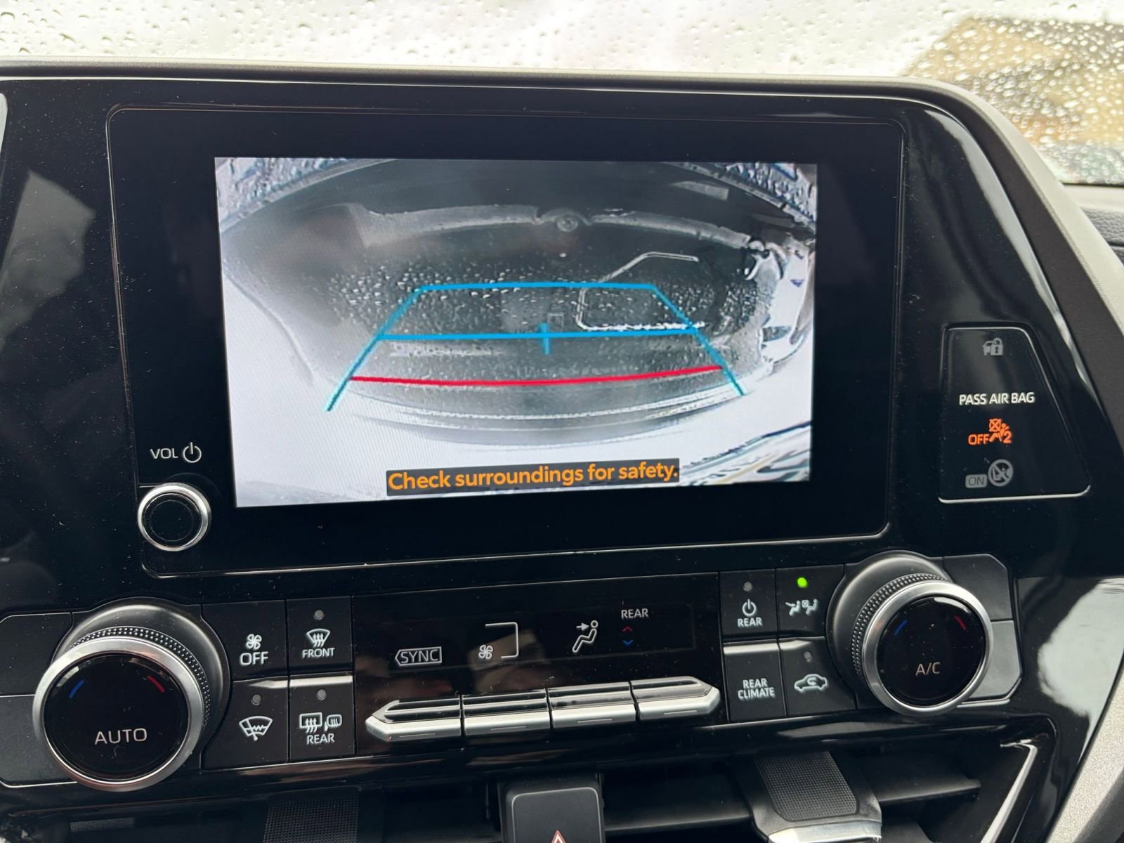 Used 2025 Toyota Highlander LE FWD image 27