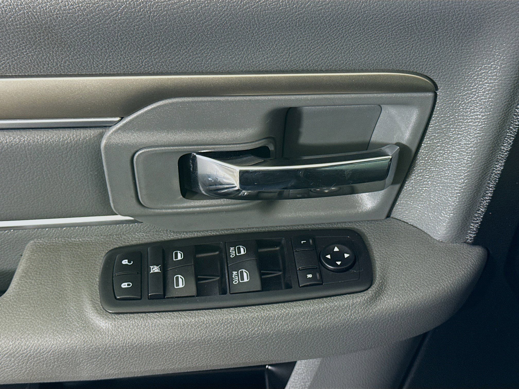 Used 2020 RAM 1500 Classic SLT AWD/4WD image 23