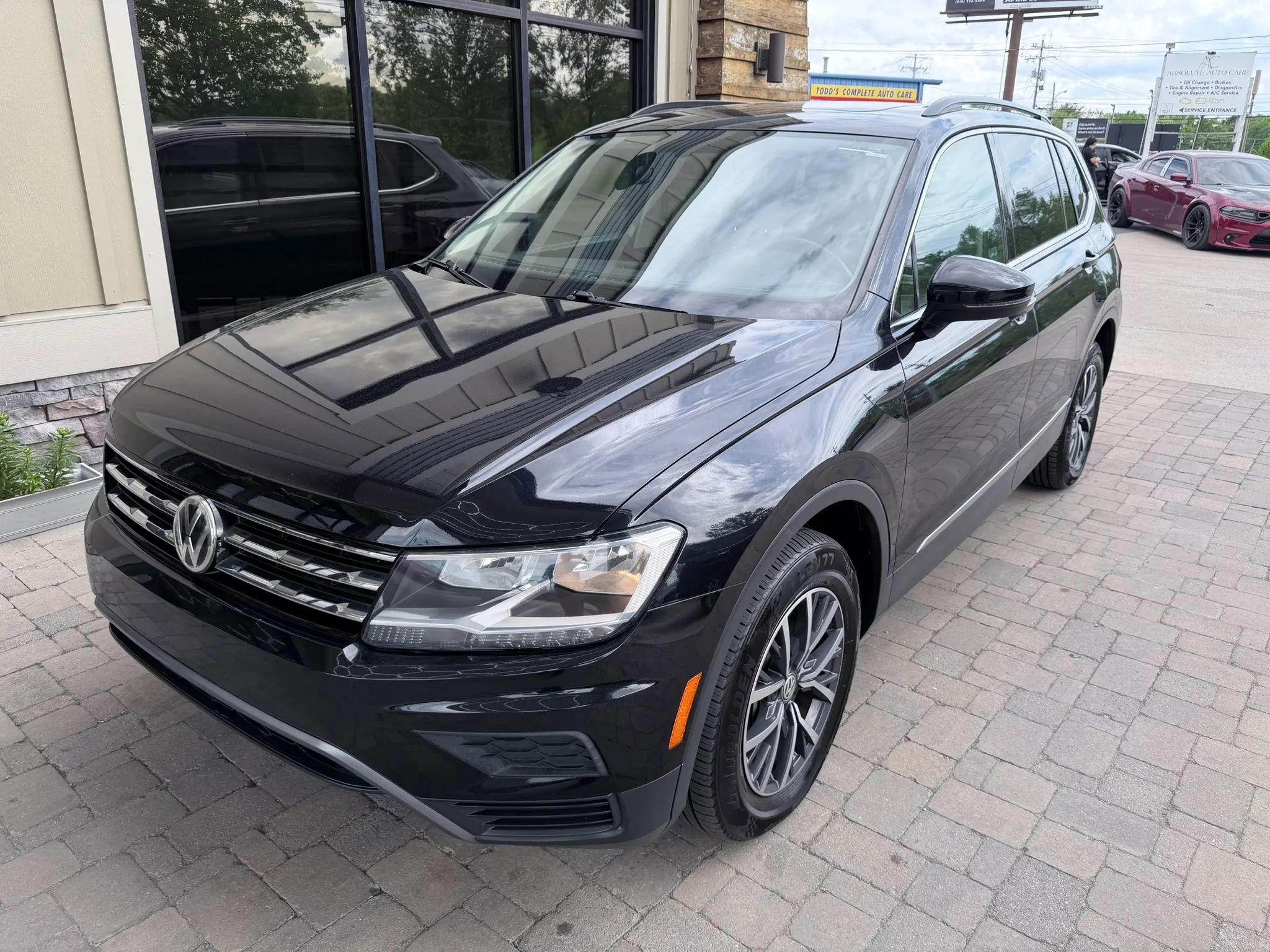 Used 2020 Volkswagen Tiguan SE w/ Panoramic Sunroof Package FWD image 2