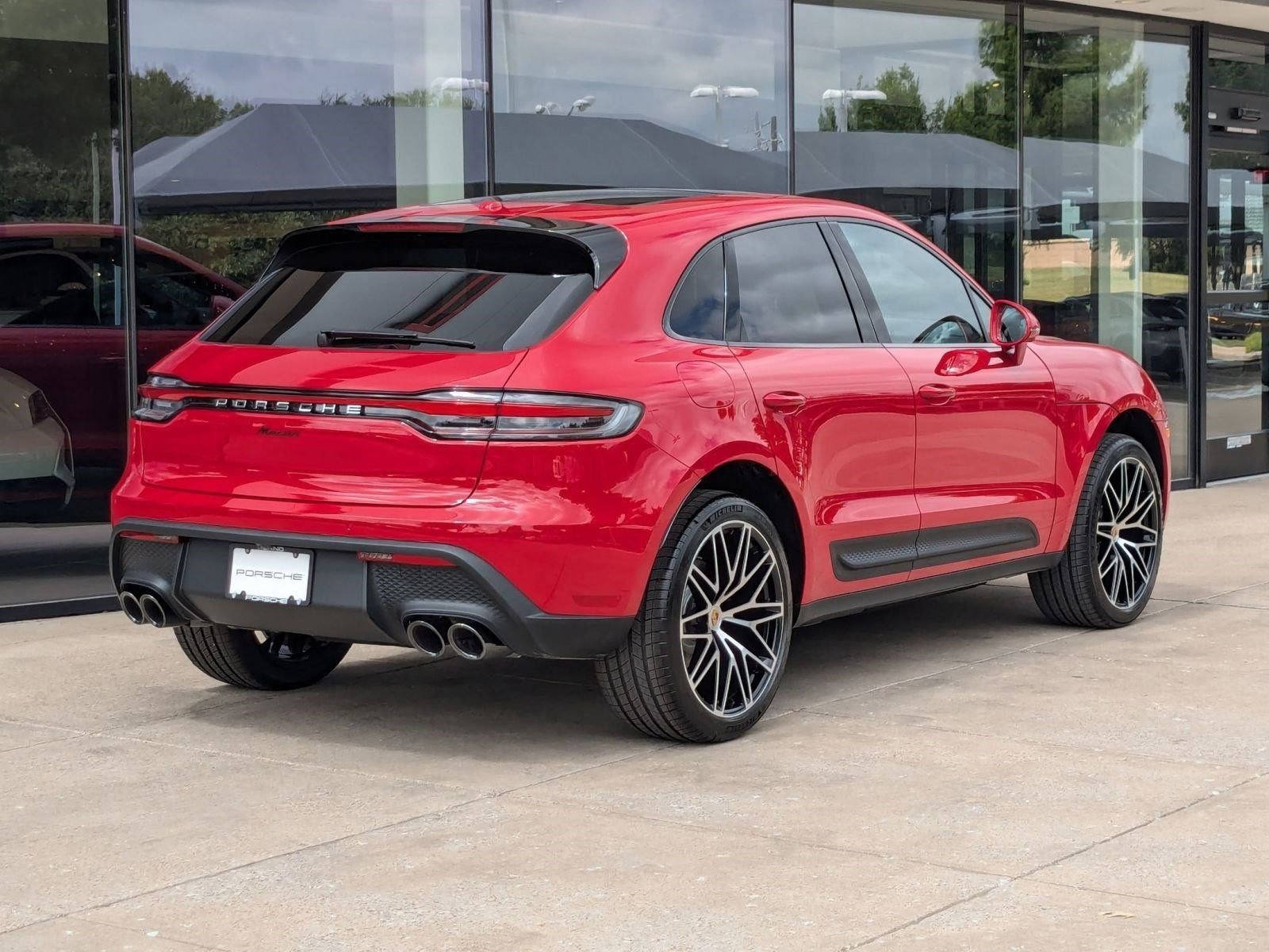 Certified 2025 Porsche Macan image 9