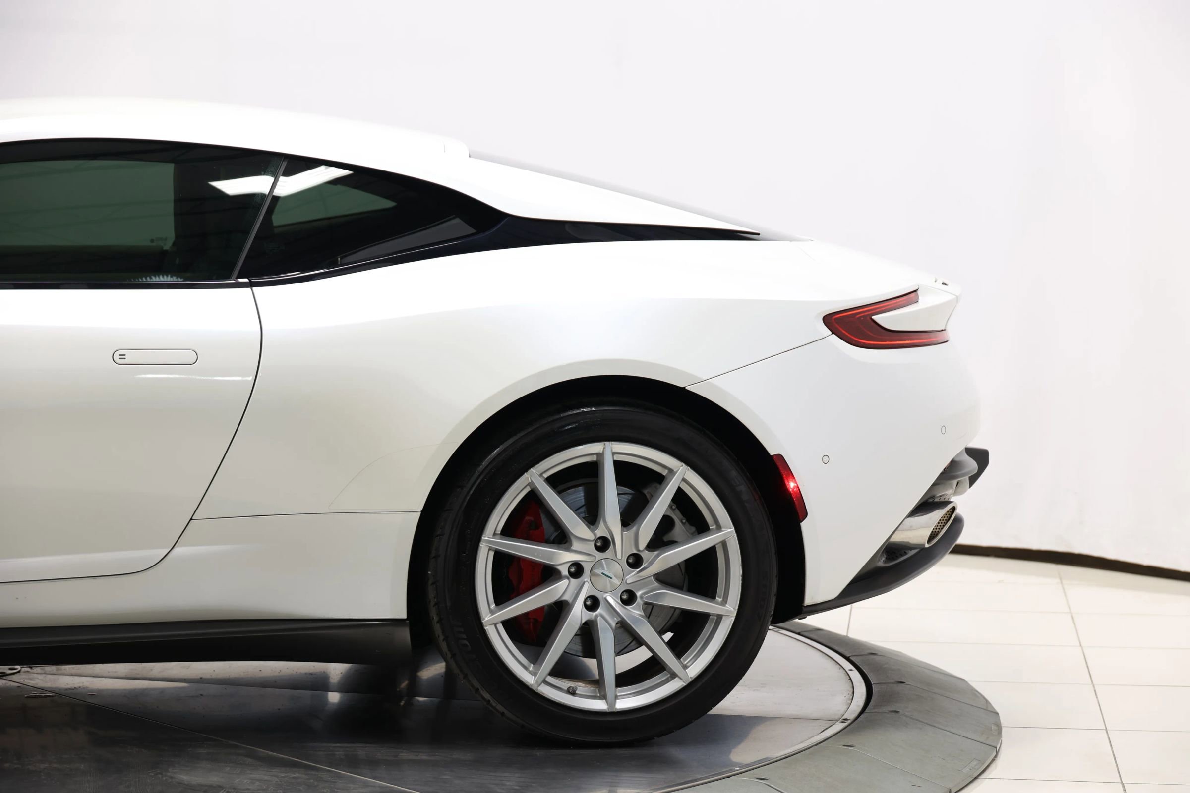 Used 2018 Aston Martin DB11 Coupe image 9