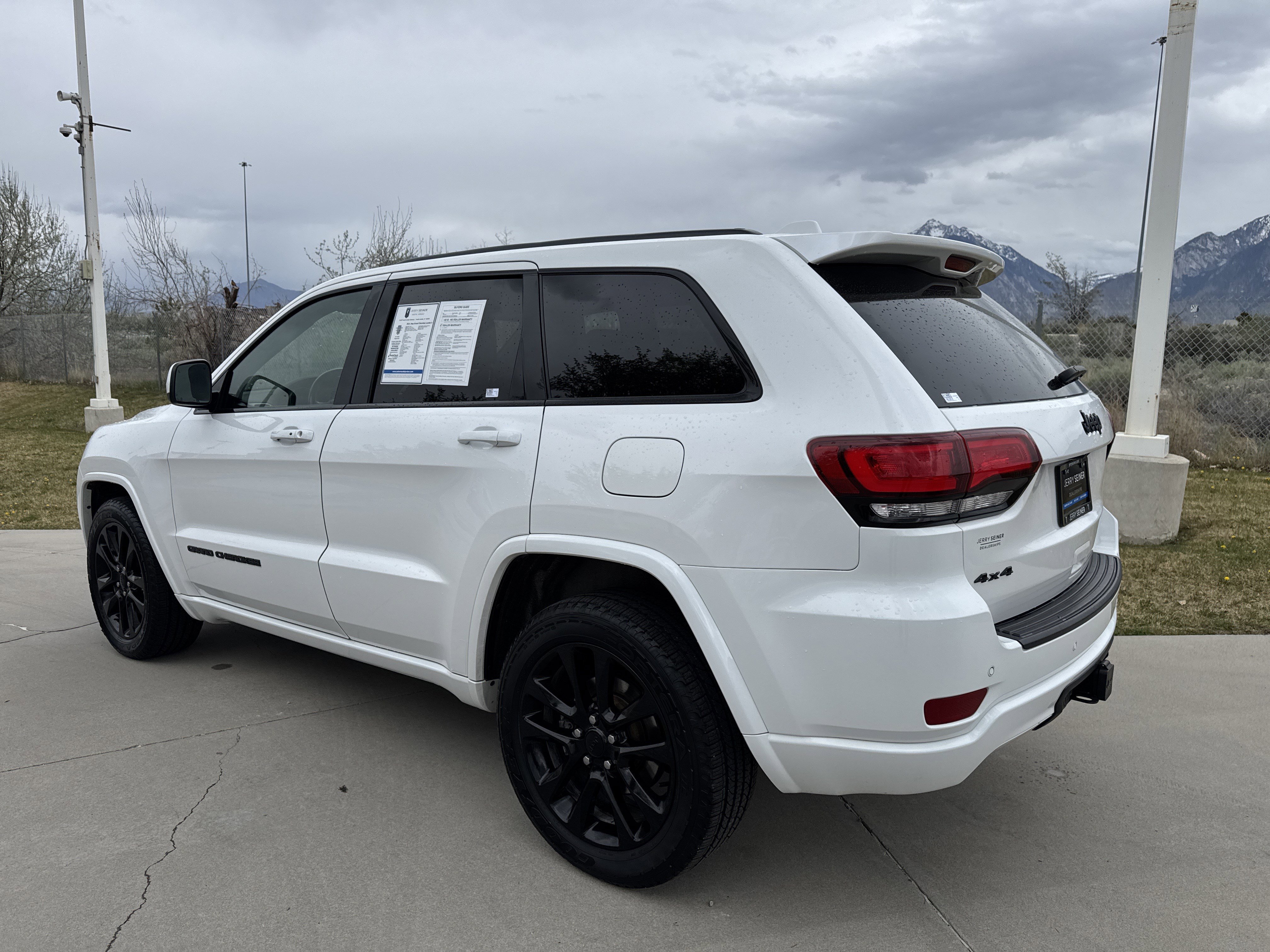 Used 2021 Jeep Grand Cherokee Laredo X image 3