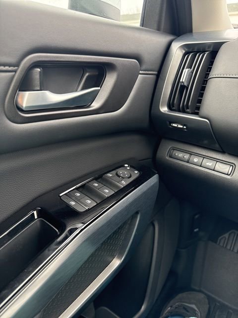 Used 2025 Nissan Pathfinder SL w/ Lighting Package (N92) image 21