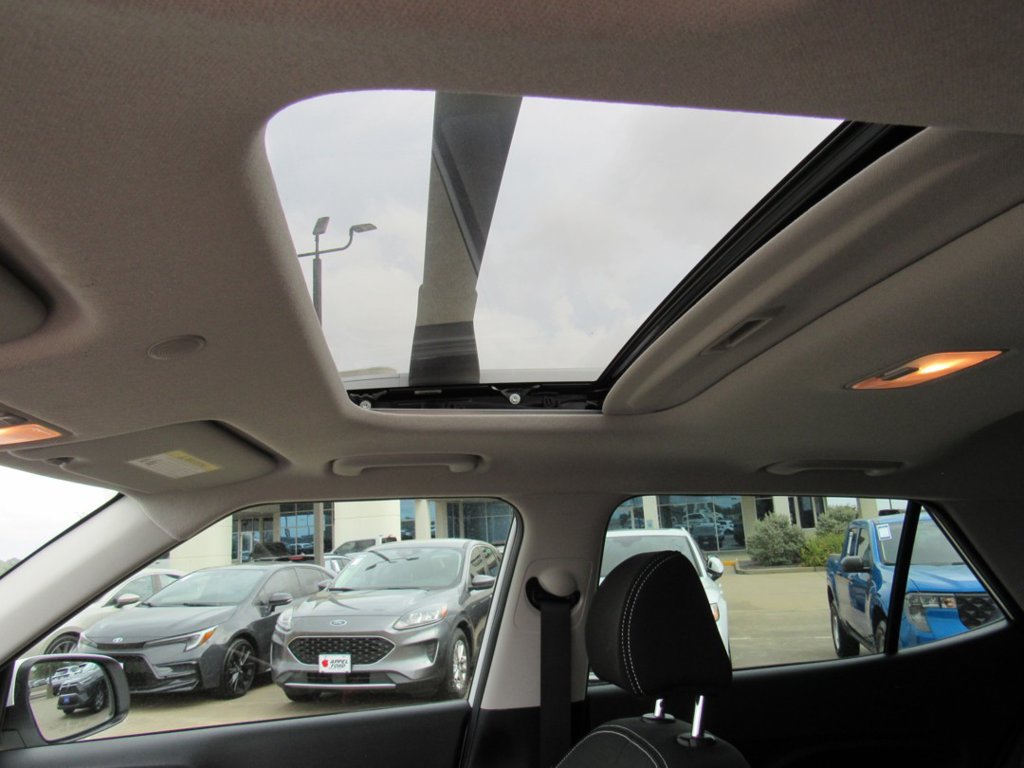 Certified 2025 Hyundai Venue SEL FWD image 16
