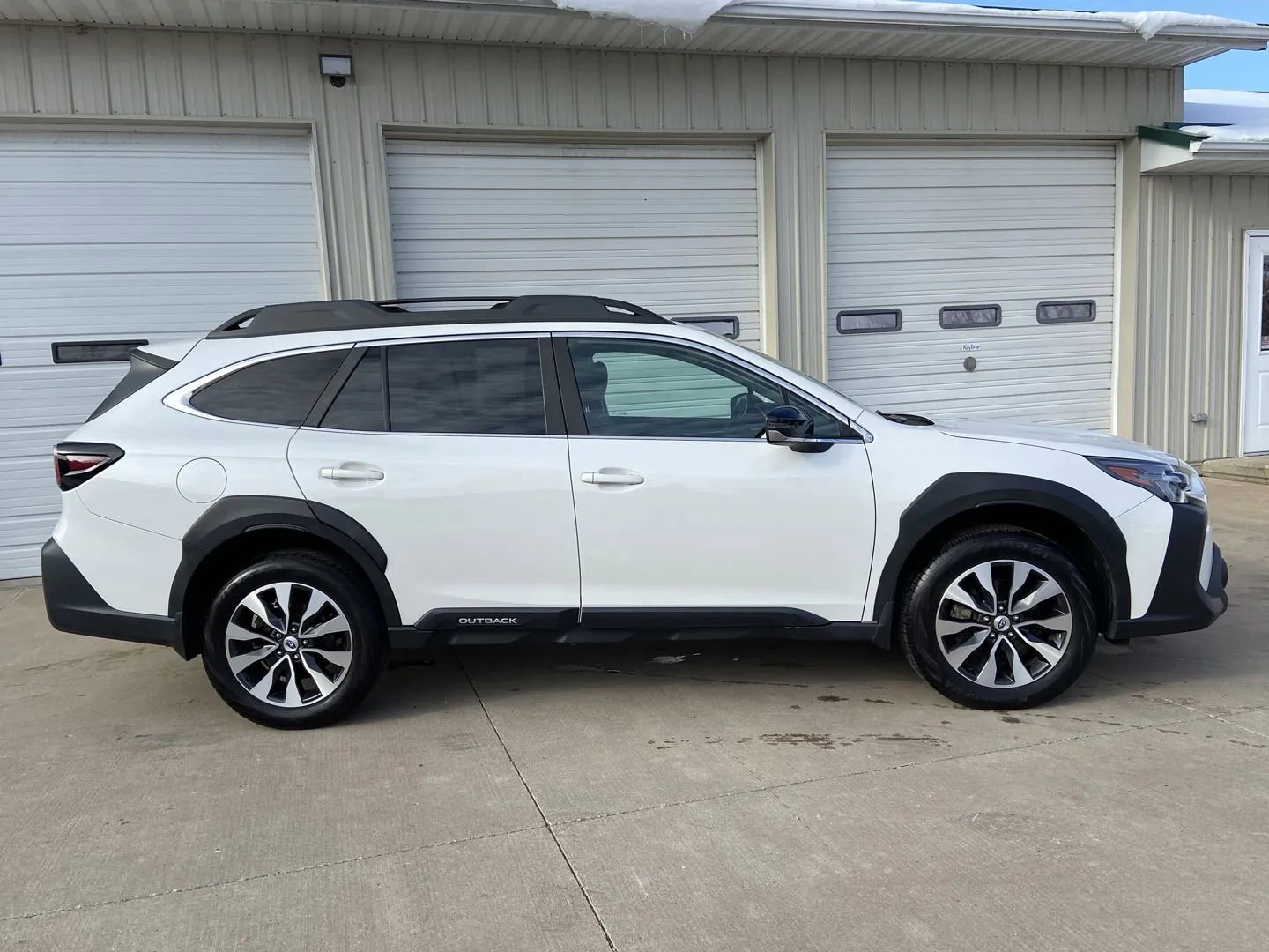 Used 2023 Subaru Outback Limited image 7