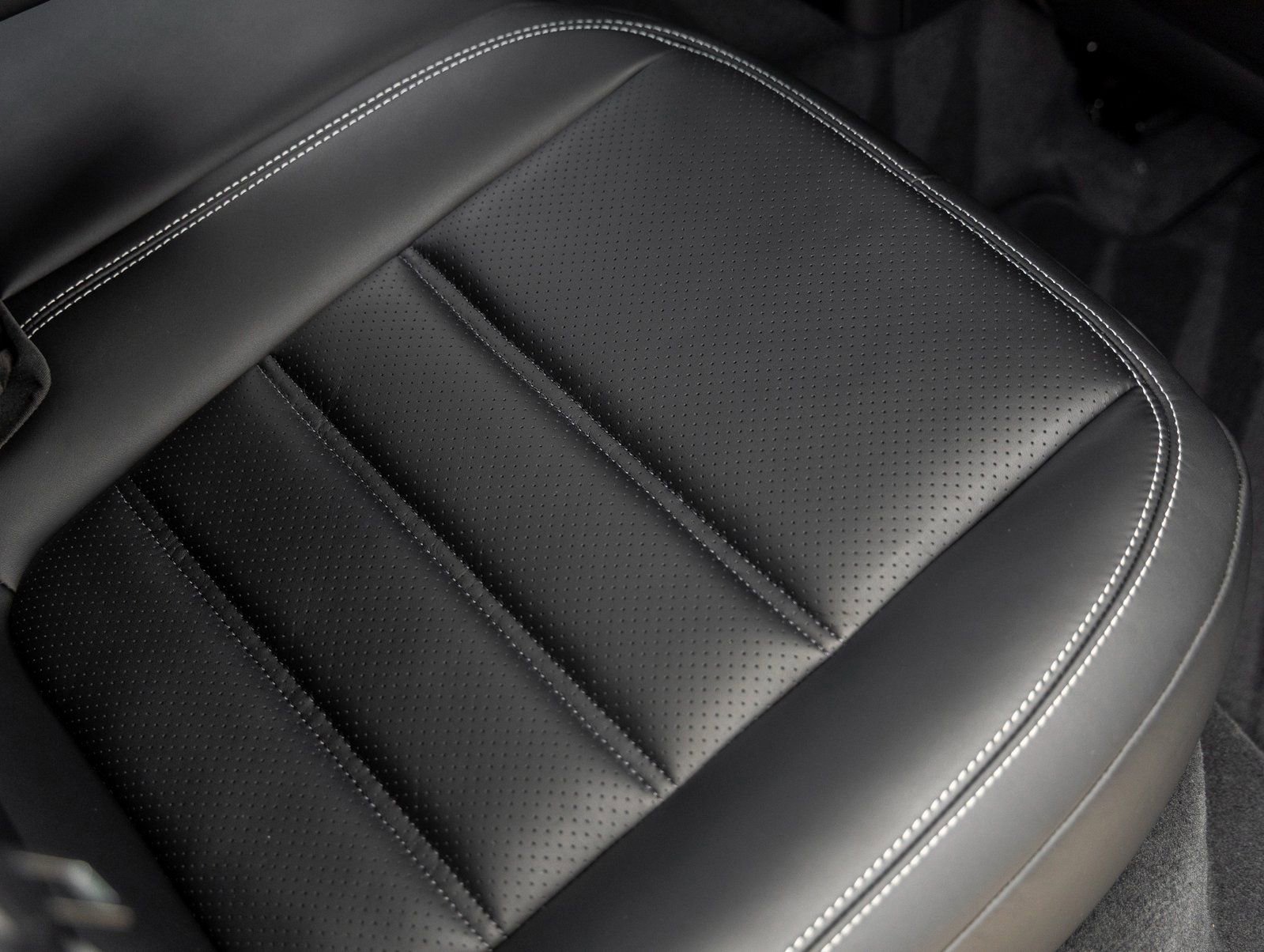 New 2026 Porsche Macan Turbo image 41