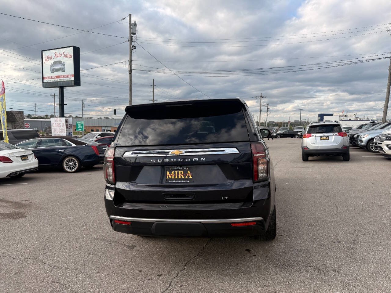 Used 2023 Chevrolet Suburban LT w/ Luxury Package AWD/4WD image 4