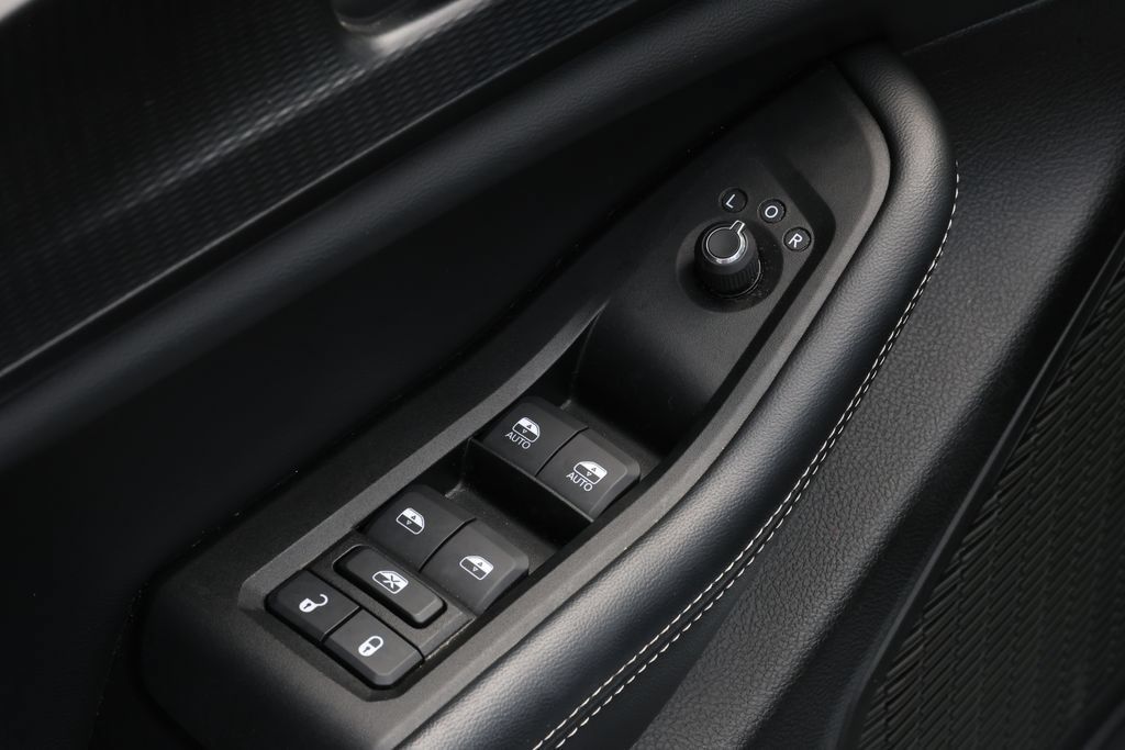Used 2024 Jeep Grand Cherokee L Altitude AWD/4WD image 17
