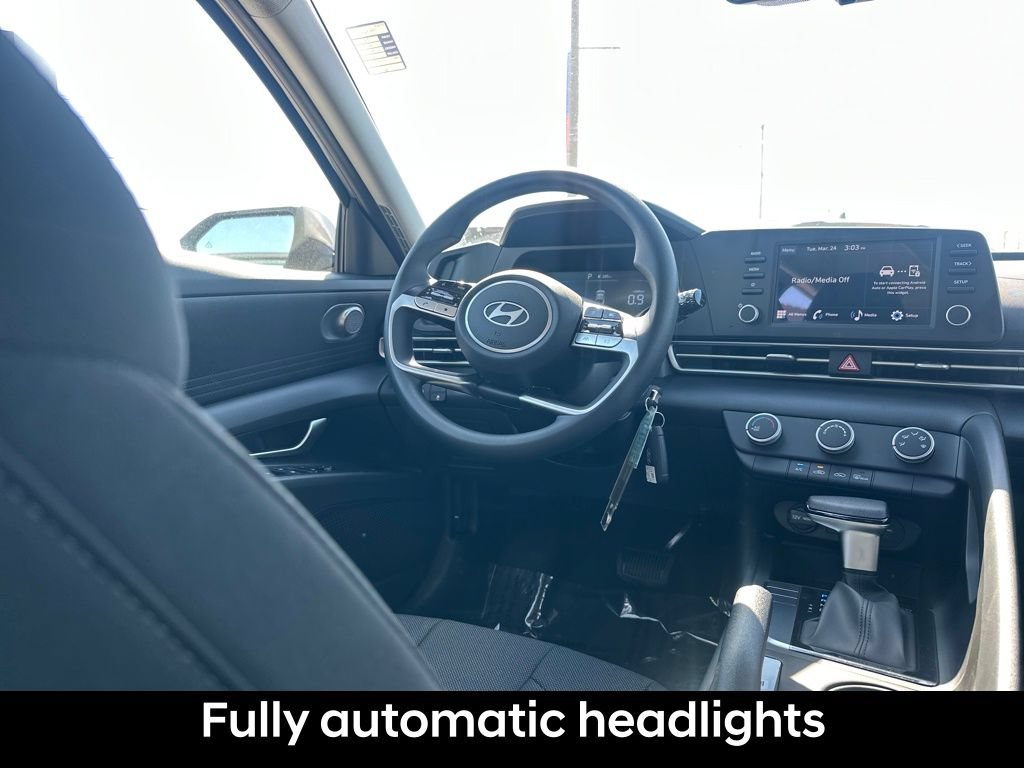 Used 2026 Hyundai Elantra SE FWD image 17