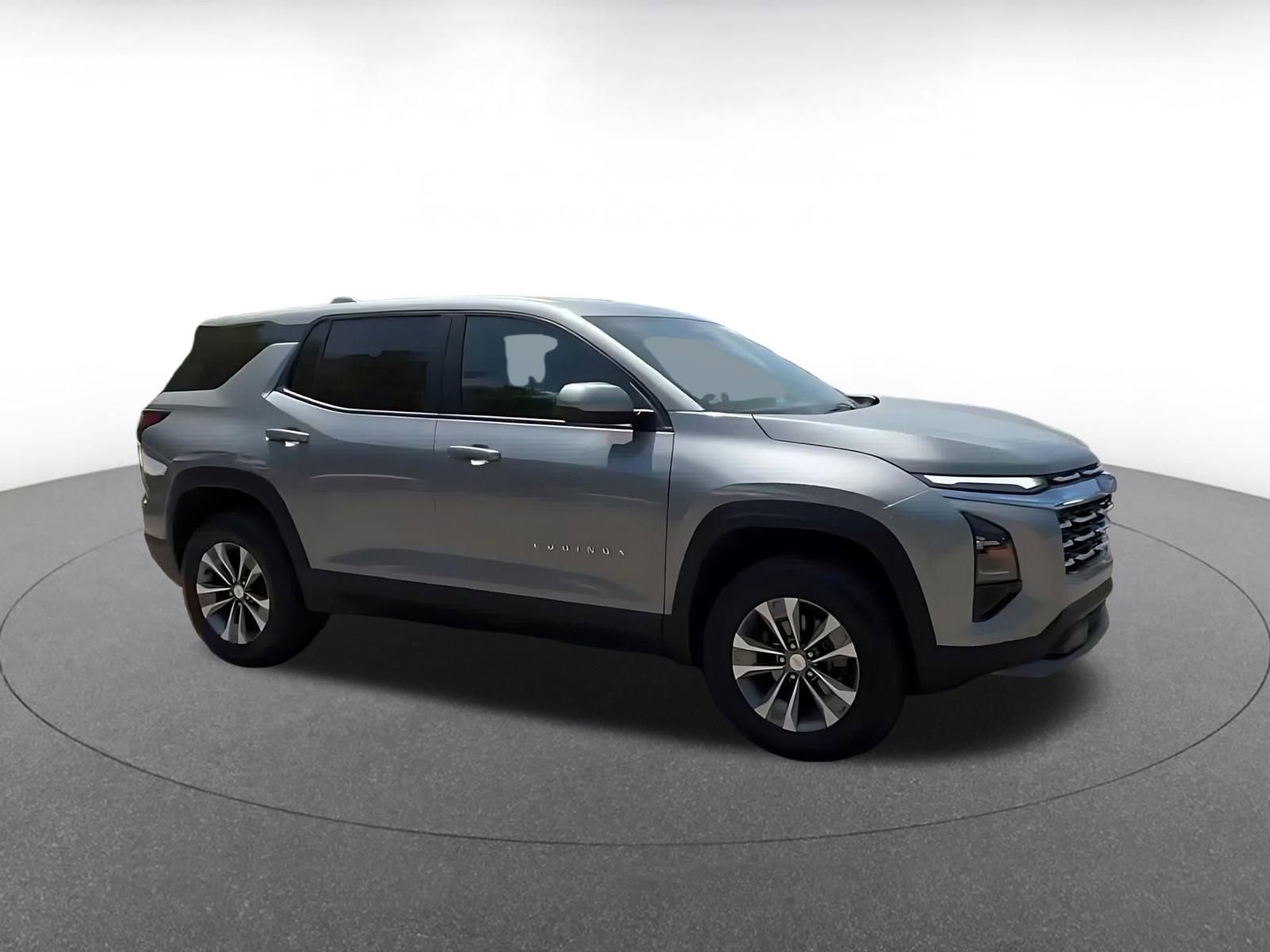 Used 2025 Chevrolet Equinox LT FWD image 2