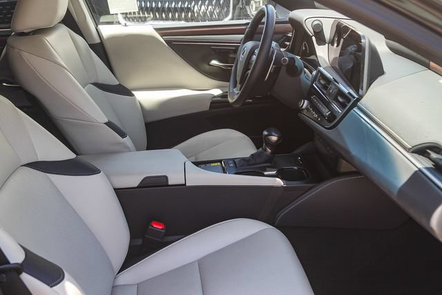 Used 2025 Lexus ES 300h w/ Premium Package FWD image 18
