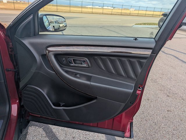 Used 2018 Ford Taurus Limited image 5