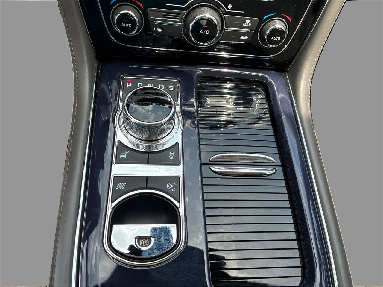 Used 2013 Jaguar XJ w/ Front Seat Comfort Pkg RWD image 40