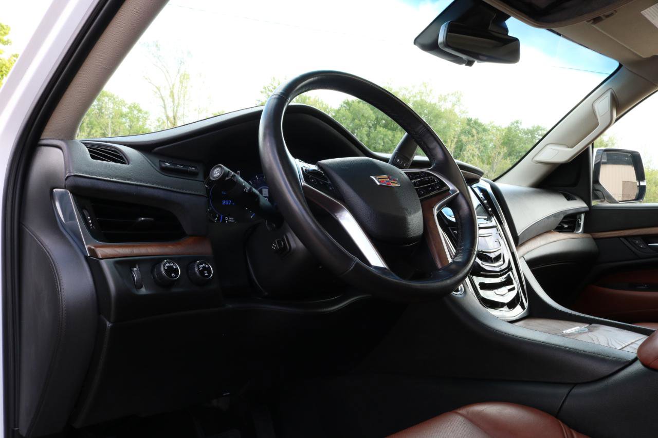 Used 2018 Cadillac Escalade ESV Luxury AWD/4WD image 25