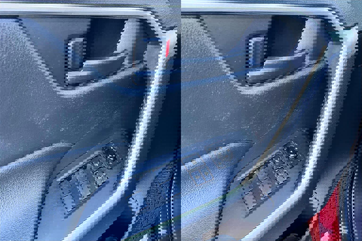 Used 2019 Toyota RAV4 LE w/ Carpet Mat Package image 31