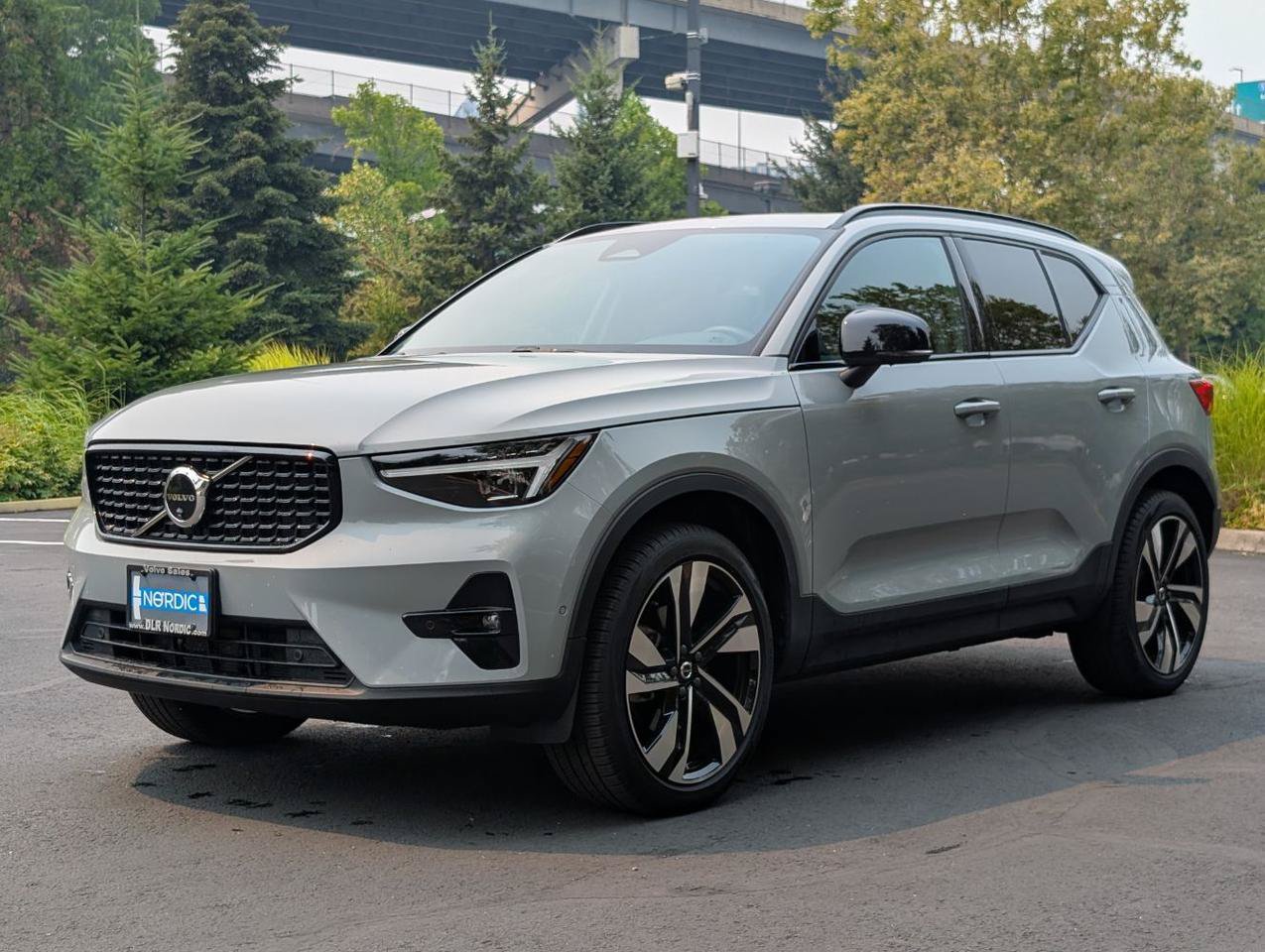 Used 2025 Volvo XC40 B5 Ultra AWD/4WD image 3