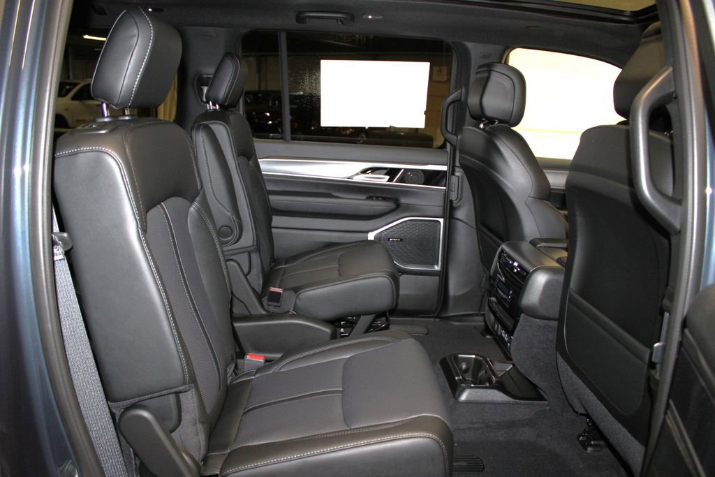 New 2025 Jeep Wagoneer L Series II image 35