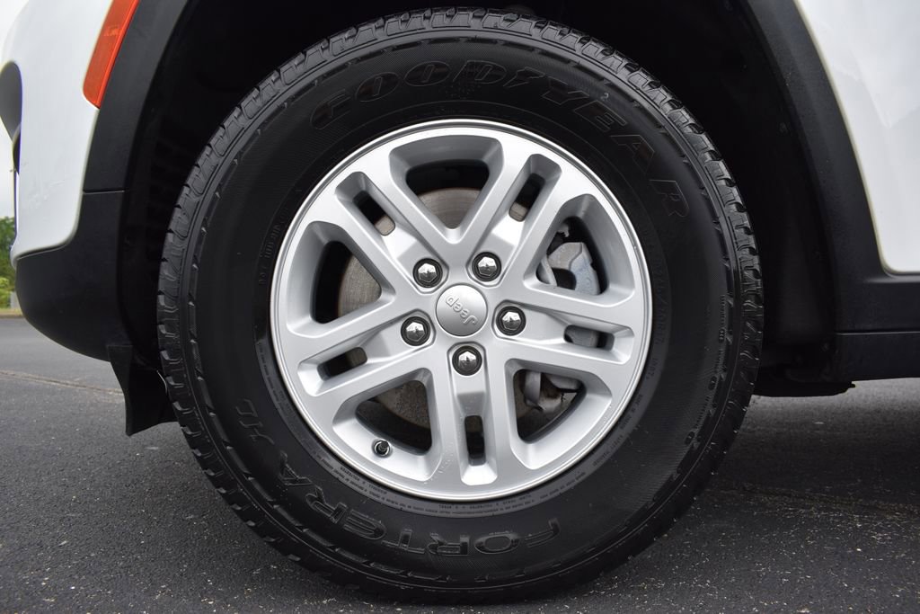 Used 2024 Jeep Grand Cherokee Laredo RWD image 14