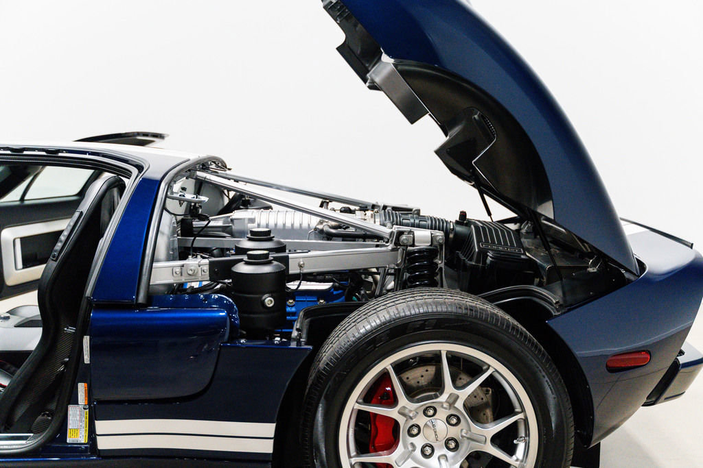 Used 2006 Ford GT RWD image 5