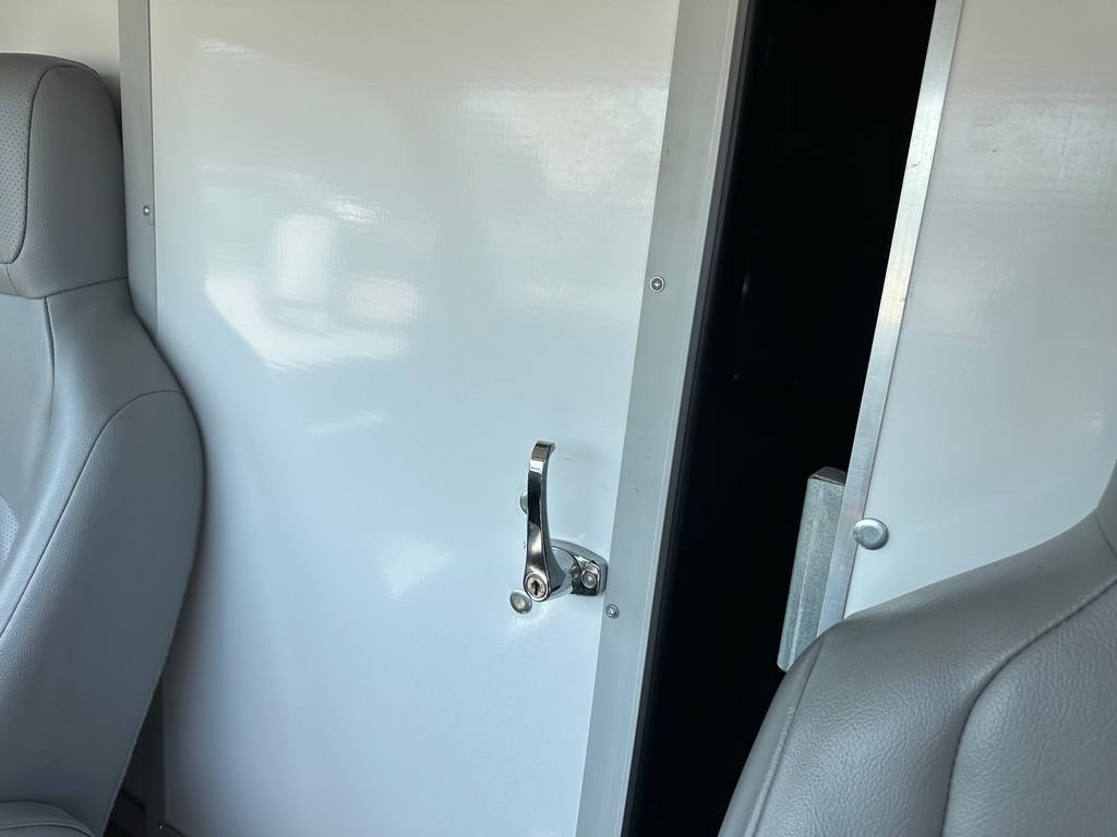 Used 2015 Ford E-450 and Econoline 450 Super Duty RWD image 27