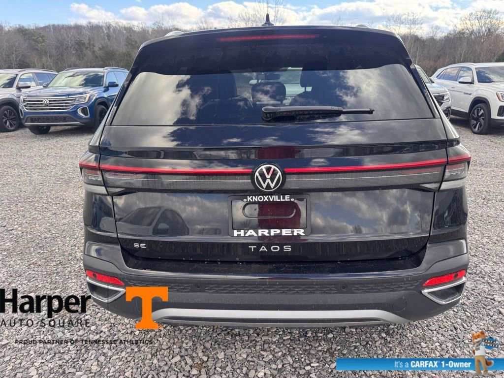 Used 2025 Volkswagen Taos SE image 4