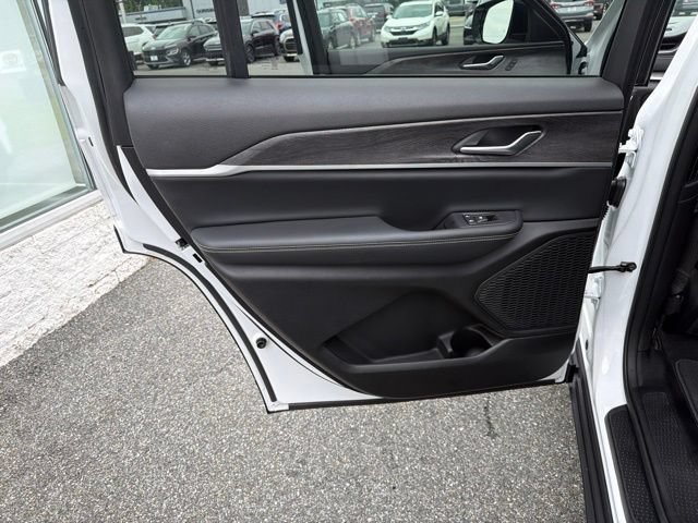Used 2023 Jeep Grand Cherokee L Limited AWD/4WD image 15