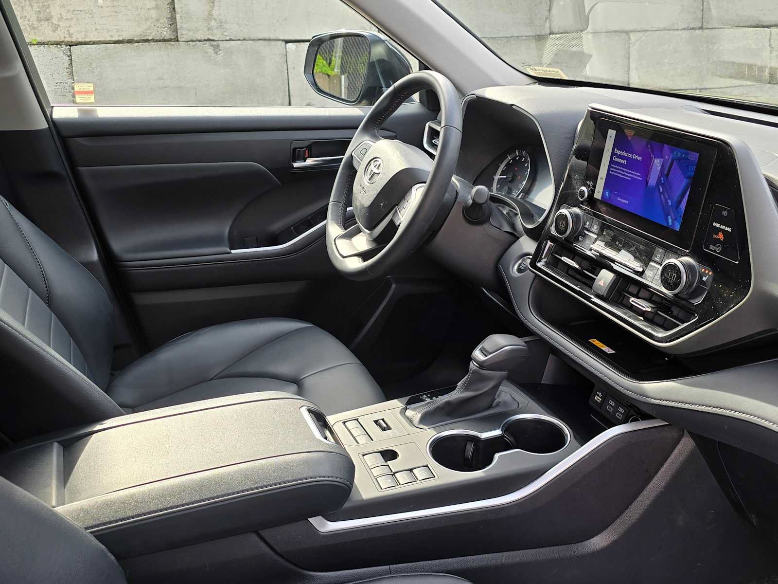 Used 2024 Toyota Highlander XLE AWD/4WD image 10