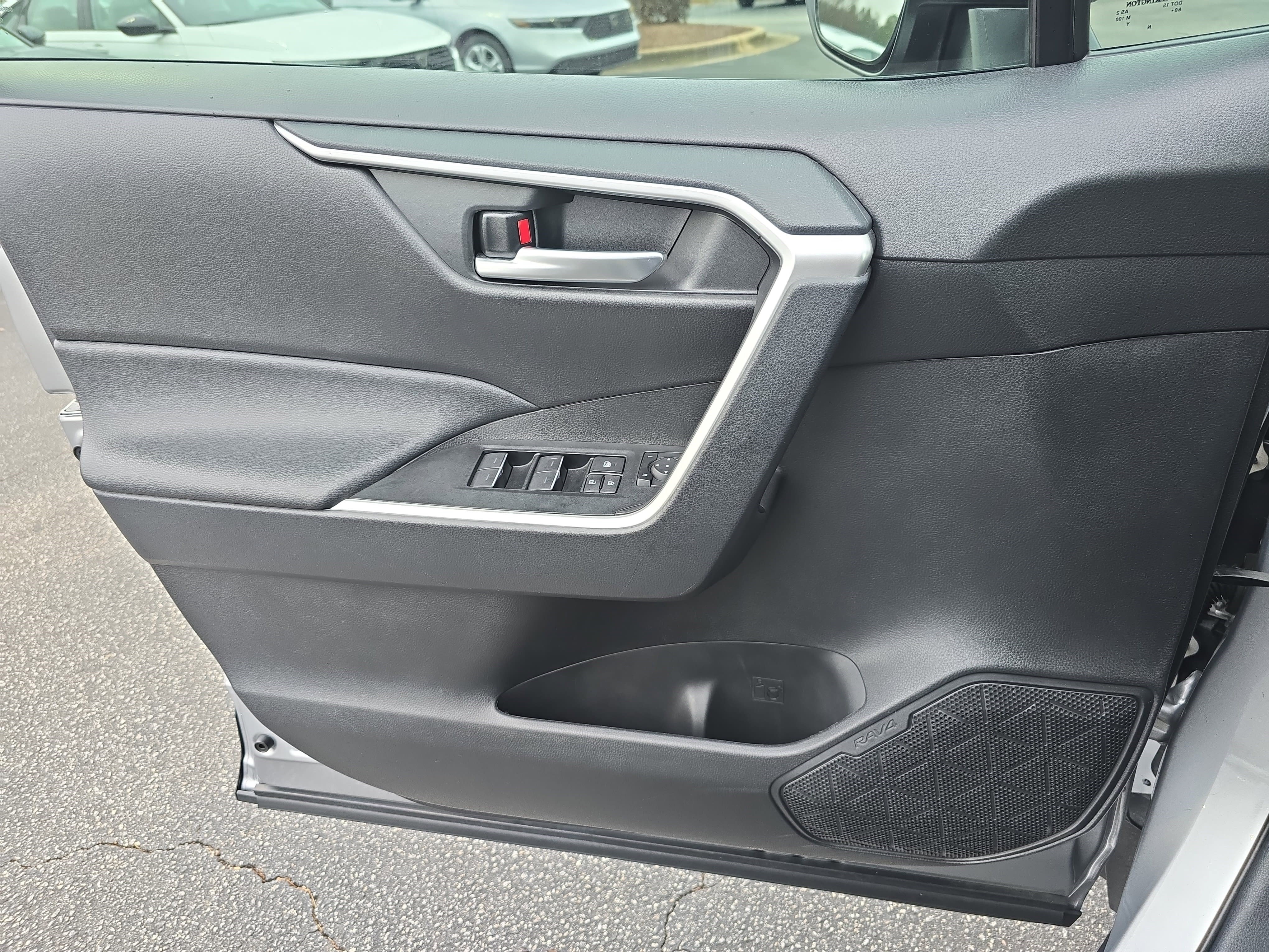 Used 2025 Toyota RAV4 XLE image 27