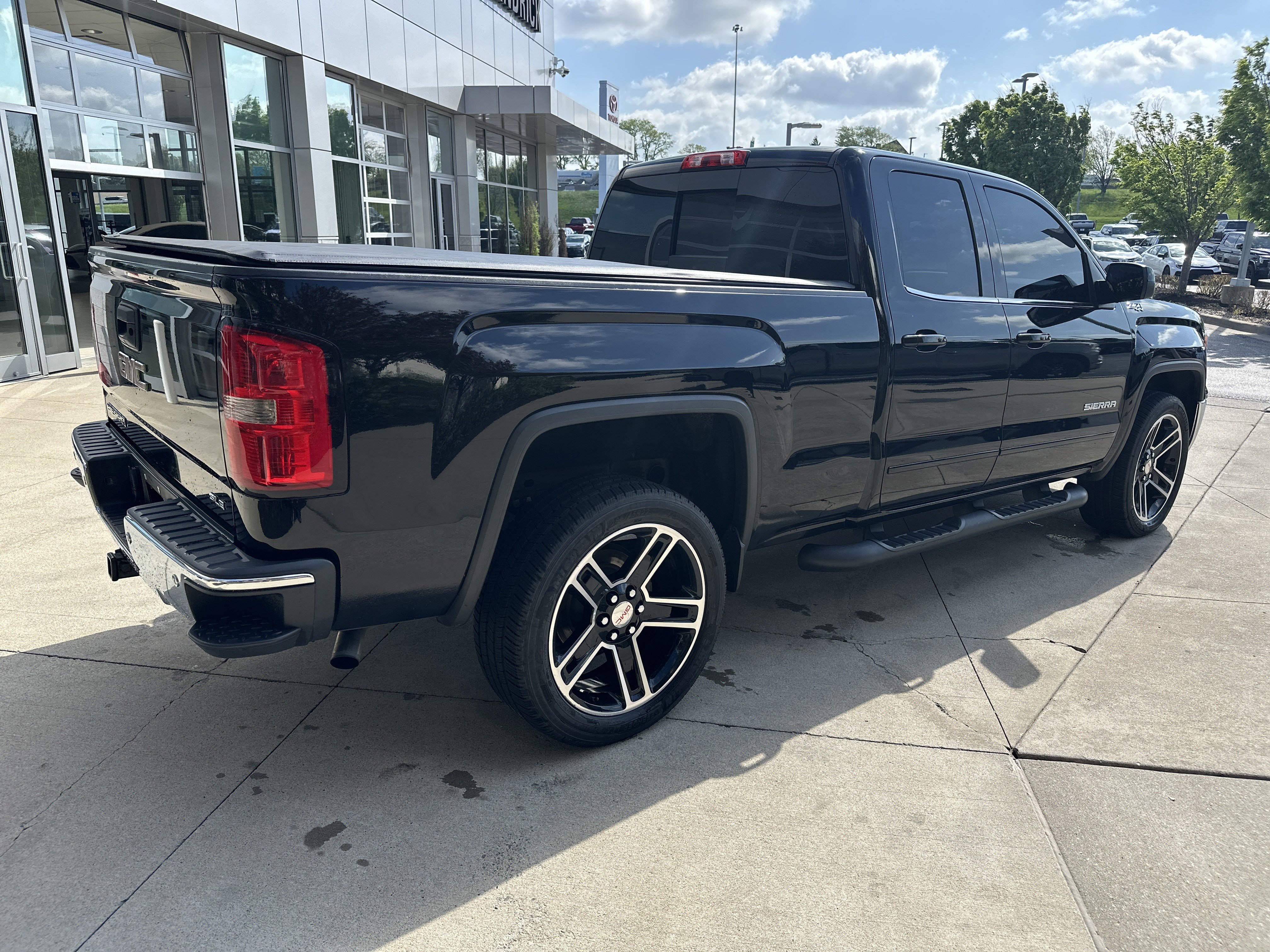 Used 2015 GMC Sierra 1500 SLE w/ Carbon-22 Edition image 6