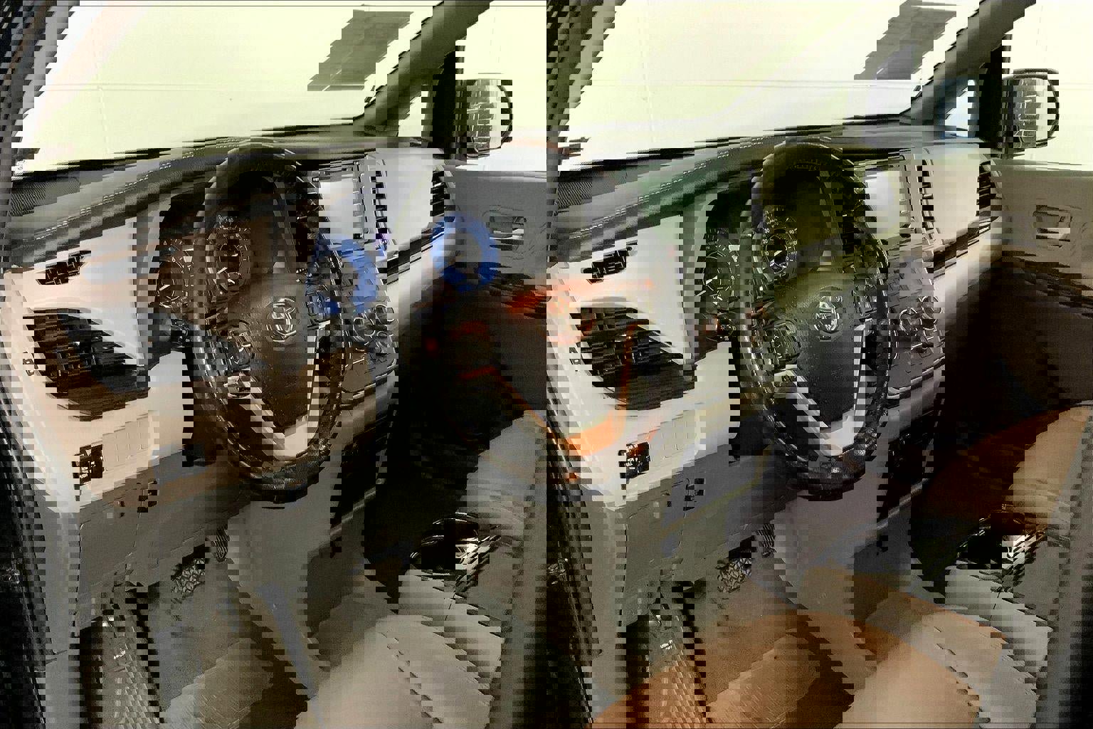 Used 2020 Toyota Sienna XLE image 14