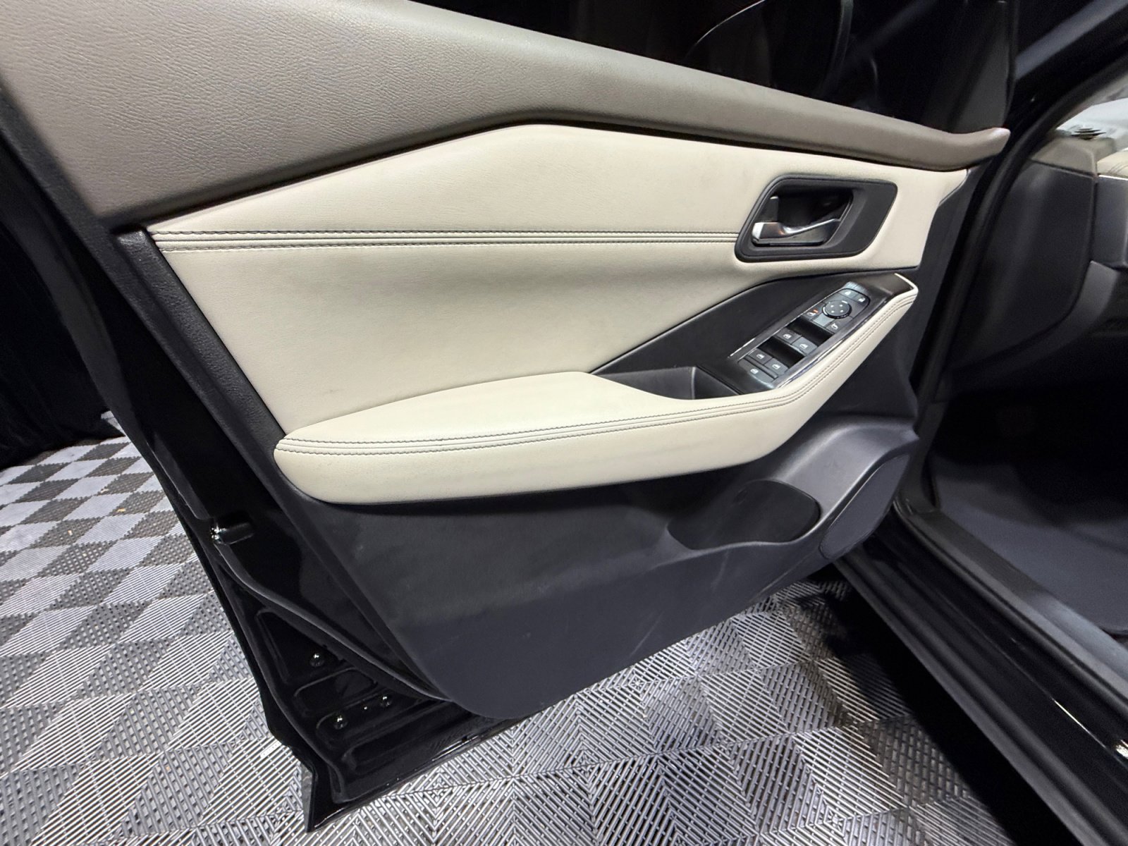 Used 2025 Nissan Rogue SV w/ SV Premium Package image 13