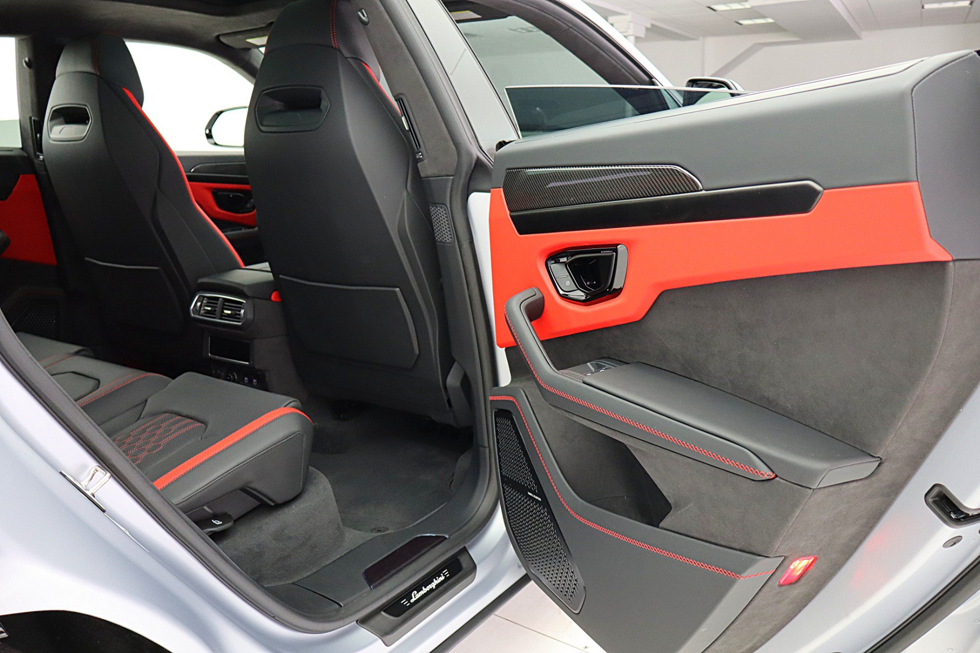 Used 2025 Lamborghini Urus S AWD/4WD image 36