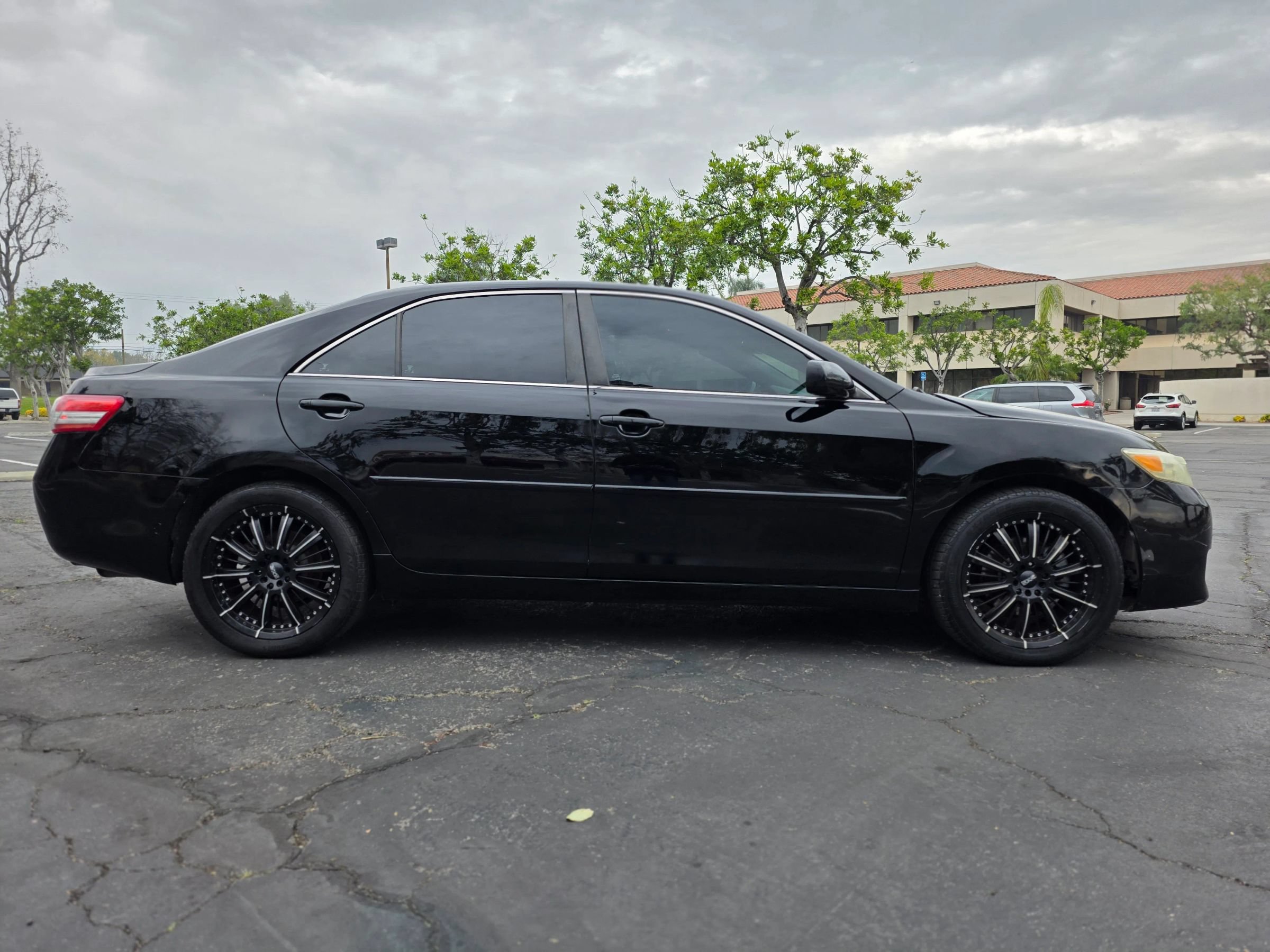 Used 2010 Toyota Camry LE FWD image 3