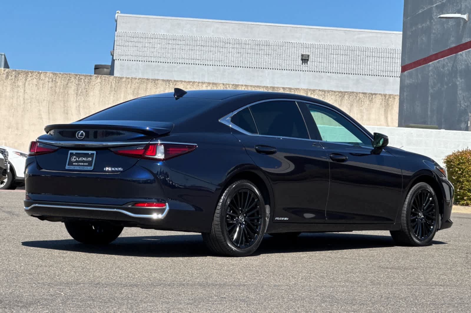 Used 2022 Lexus ES 300h w/ Premium Package FWD image 2