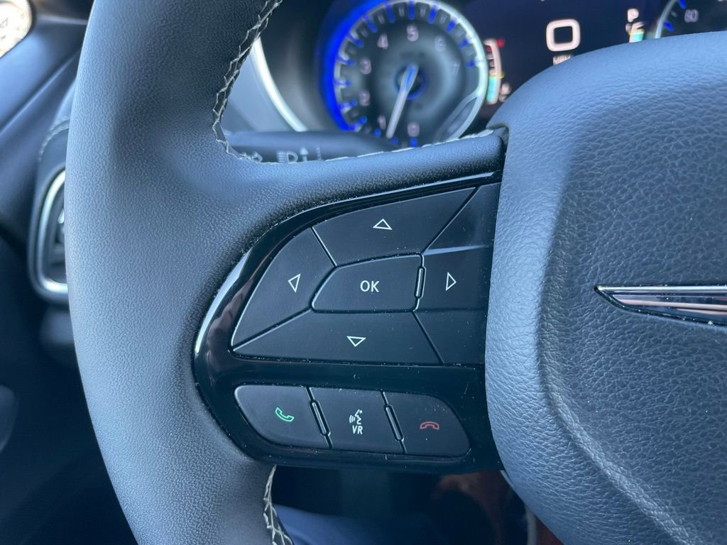 Used 2025 Chrysler Pacifica Limited image 22