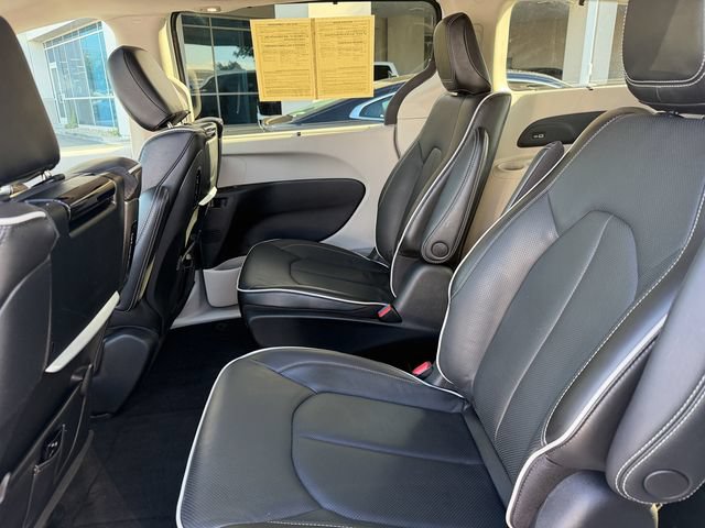 Used 2023 Chrysler Pacifica Limited w/ Uconnect Theater Family Group FWD image 35