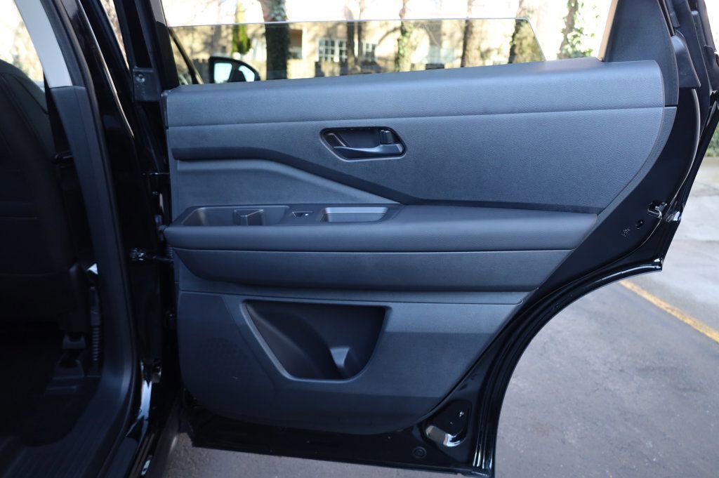 Used 2025 Nissan Pathfinder SV image 22