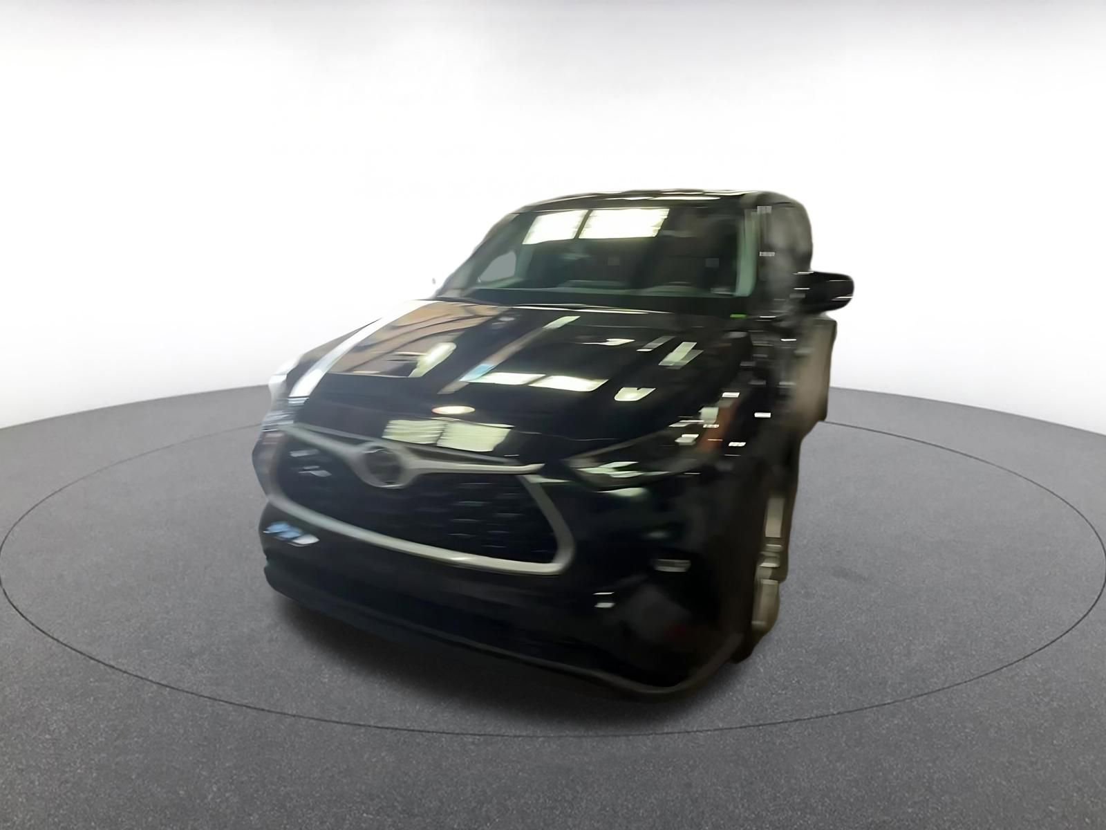 Used 2025 Toyota Highlander LE FWD image 7