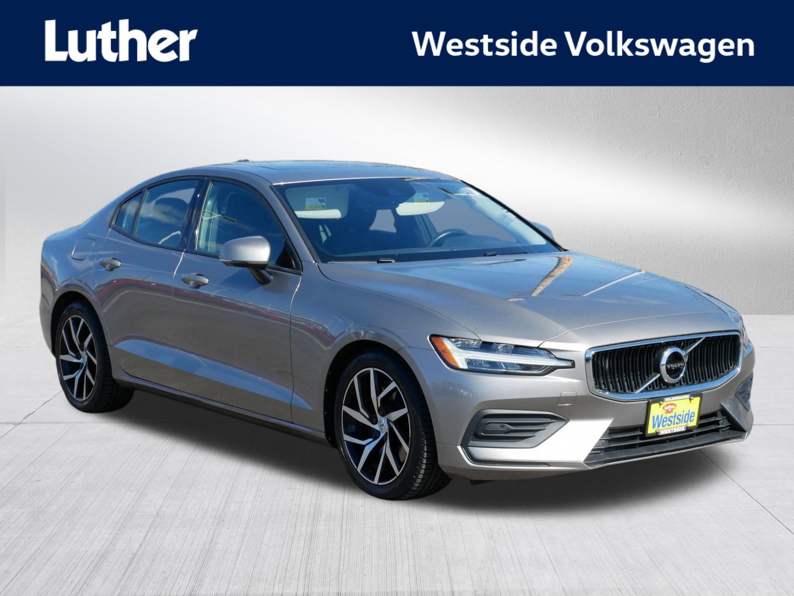 Used 2019 Volvo S60 T6 Momentum w/ Premium Package image 1