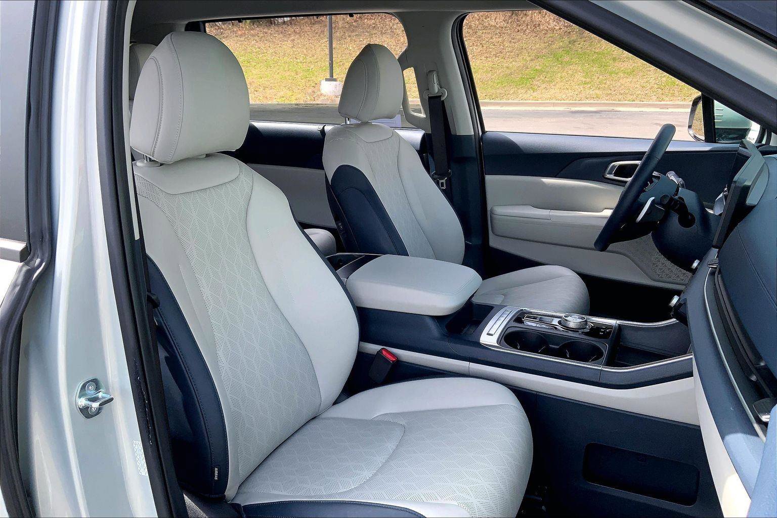Used 2025 Kia Carnival EX image 7