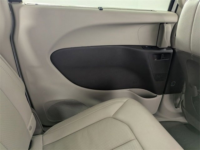 Used 2021 Chrysler Pacifica Touring-L image 36