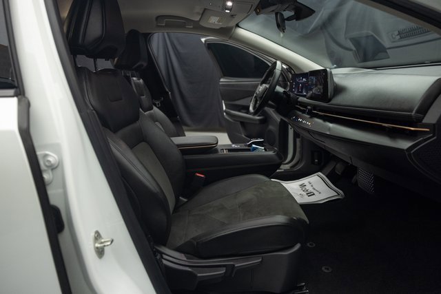 Used 2023 Nissan Ariya AWD image 12