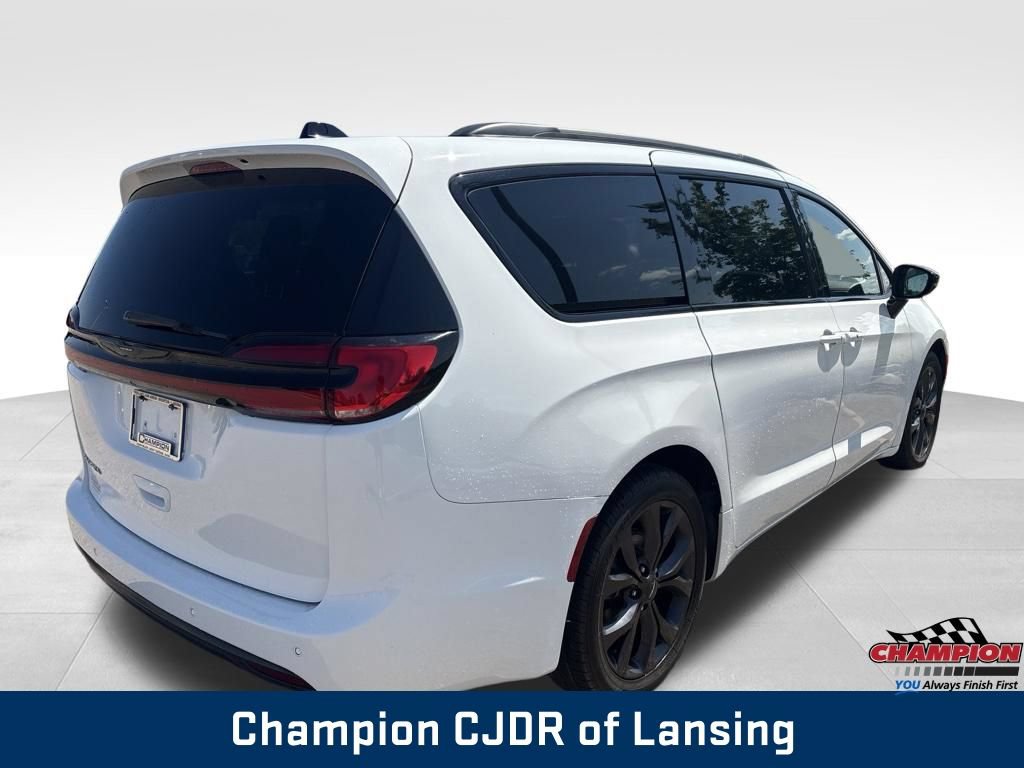 Used 2025 Chrysler Pacifica Limited FWD image 8