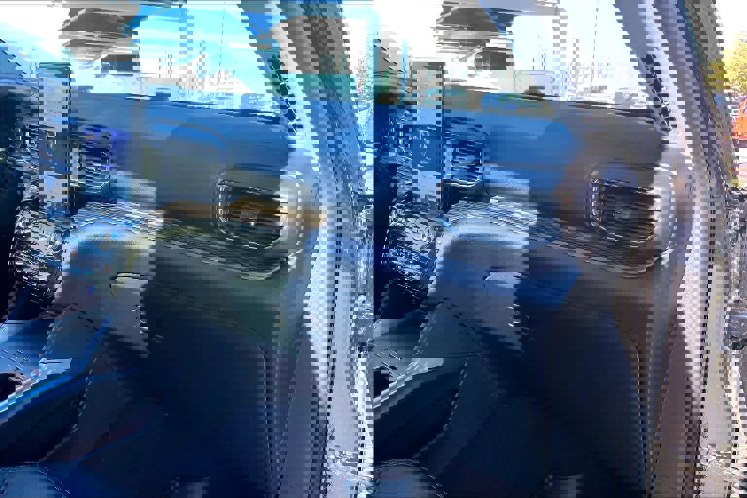 Used 2023 Ford Explorer Limited w/ Limited Technology Package image 18