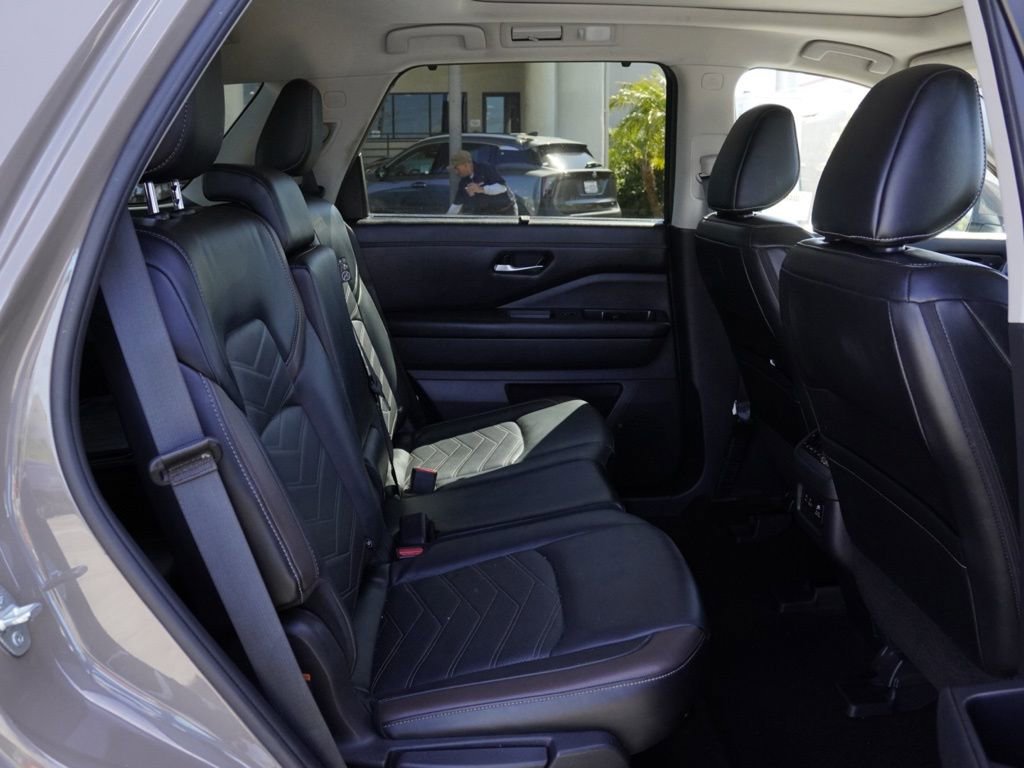 Certified 2023 Nissan Pathfinder Platinum w/ Cargo Package FWD image 19
