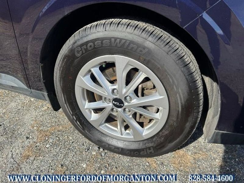 Used 2023 Kia Carnival LX image 11