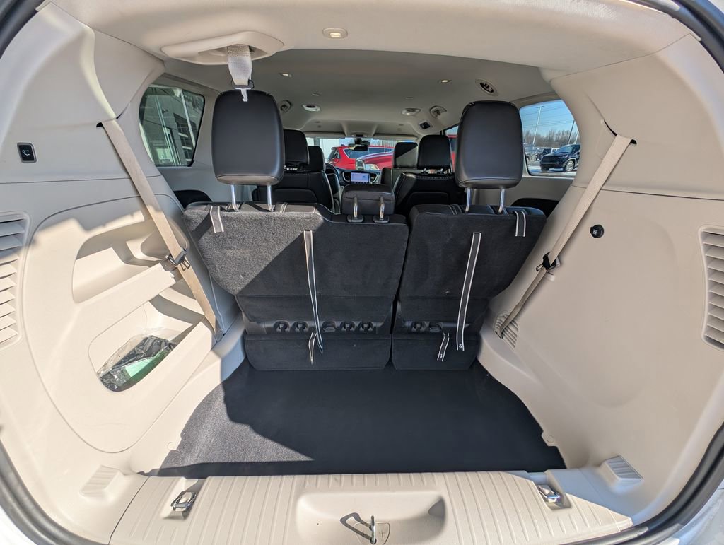 Used 2024 Chrysler Pacifica Touring-L image 18
